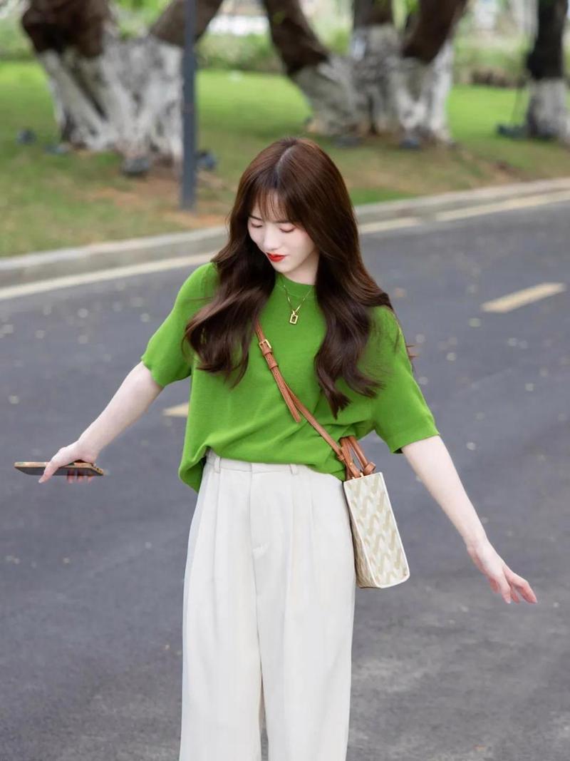 白色衣服绿色鞋子怎么搭配图片欣赏