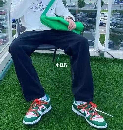 白色衣服绿色鞋子怎么搭配什么裤子