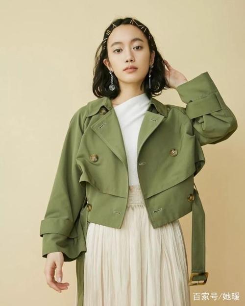 白色衣服绿色鞋子怎么搭配