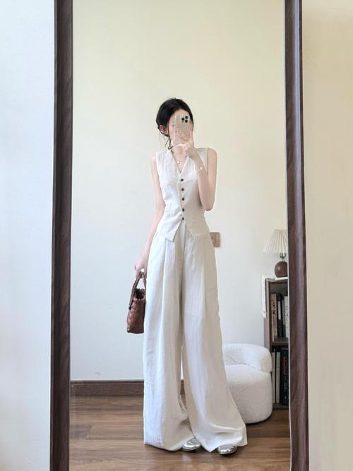 米黄色裤子配什么上衣