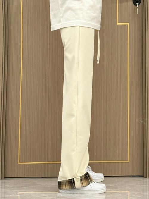 米黄色裤子配什么上衣