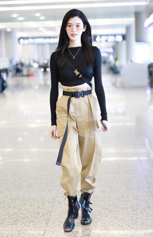 米黄色裤子配什么上衣