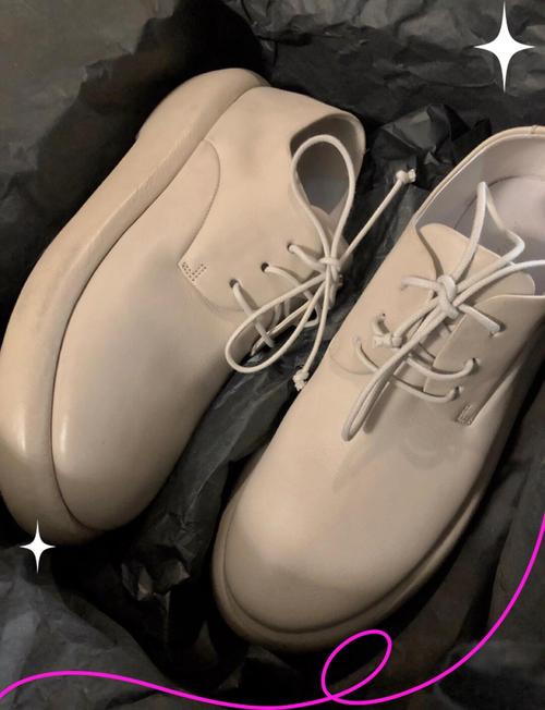 白色皮鞋怎么改颜色搭配