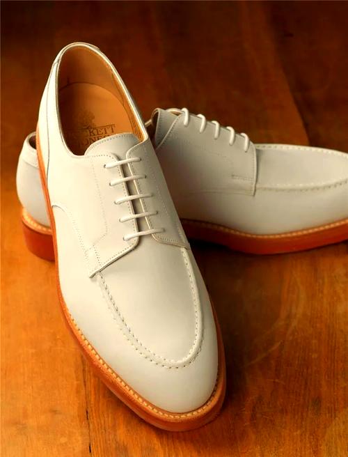 白色皮鞋怎么改颜色搭配