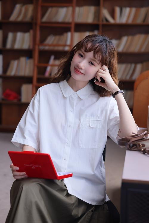 白色复古衬衣怎么搭配图片