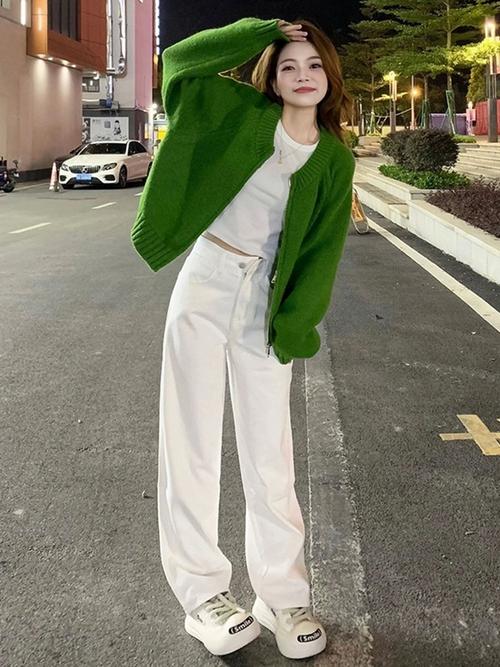 绿色衣服配什么颜色裤子