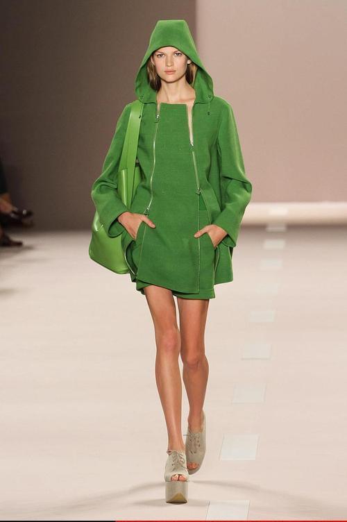 绿色衣服配什么颜色裤子