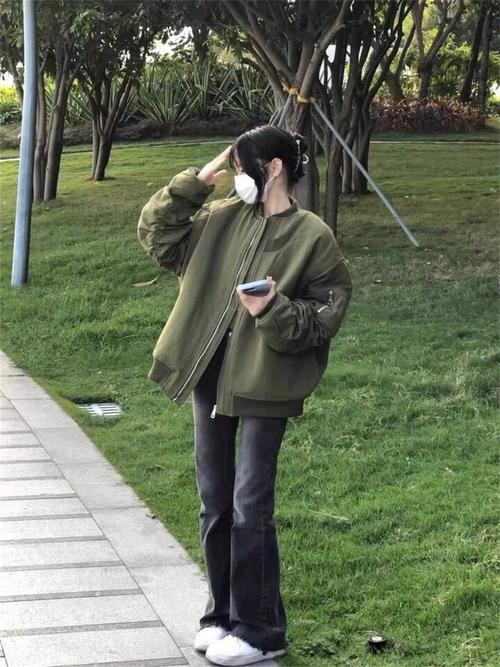 军绿色外套配什么裤子