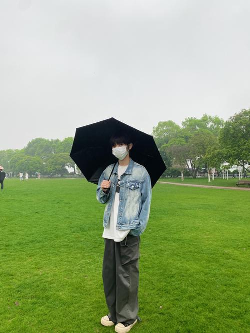 军绿色外套配什么裤子