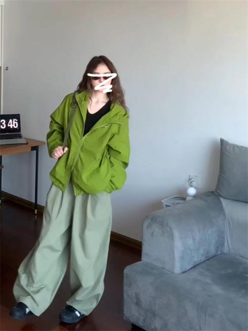 军绿色外套配什么裤子