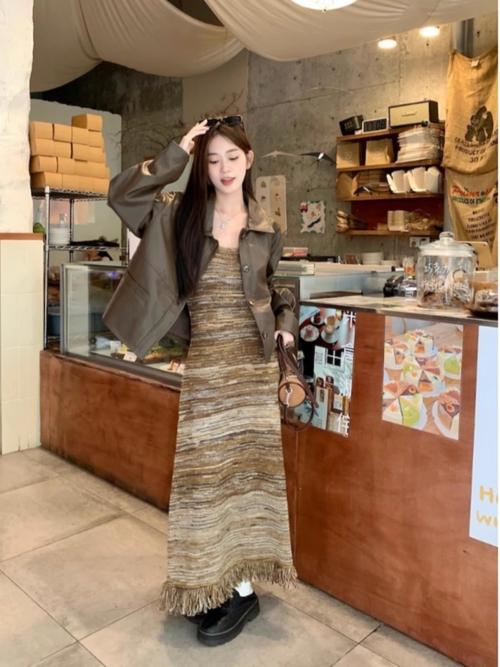 棕色长裙怎么搭配衣服