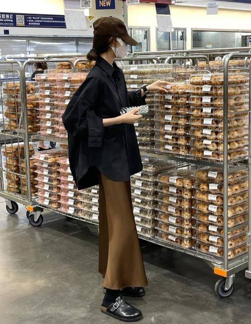 棕色长裙怎么搭配衣服