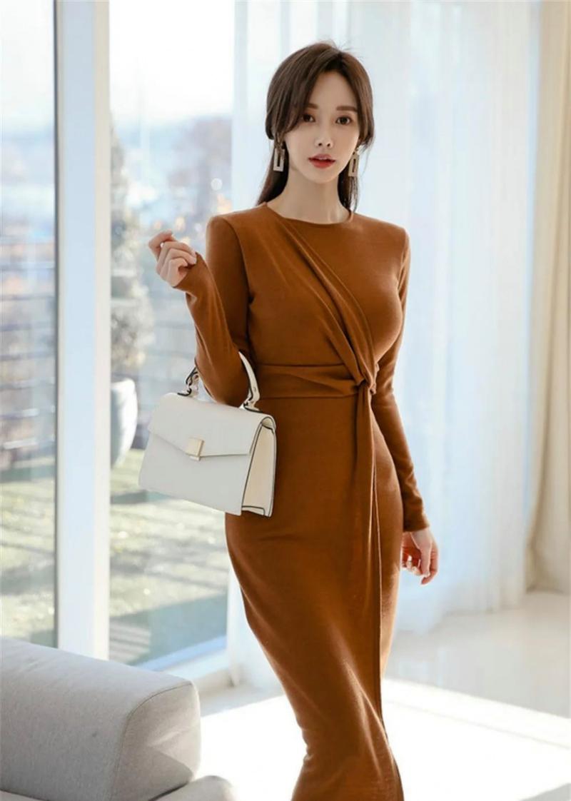 棕色长裙怎么搭配衣服