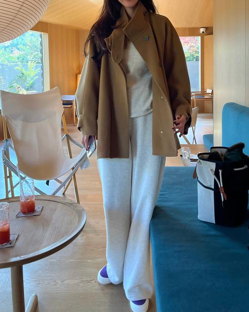 中款a字外套怎么搭配什么裤子和鞋