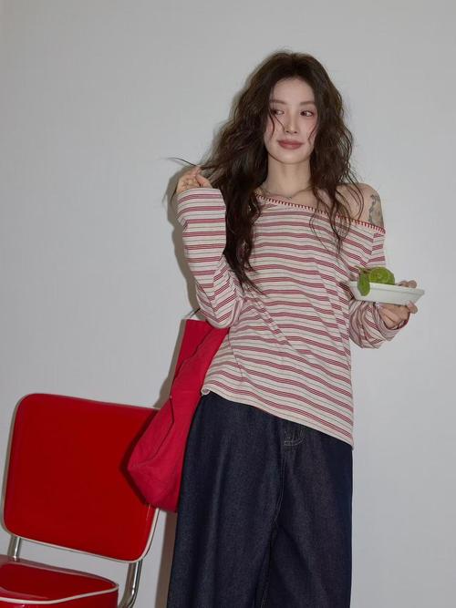 针织长袖体恤怎么搭配