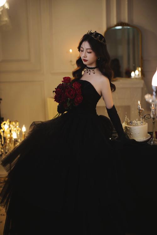 怎么搭配黑色礼服