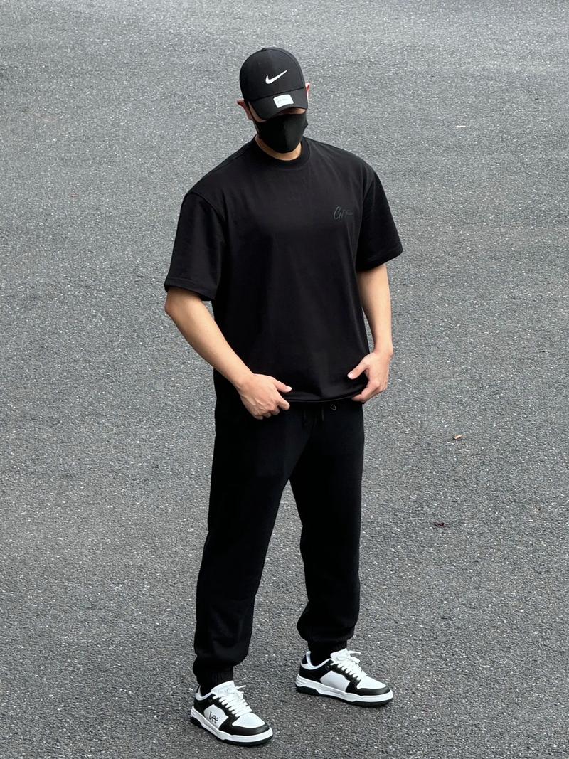 黑裤子黑鞋子配什么上衣