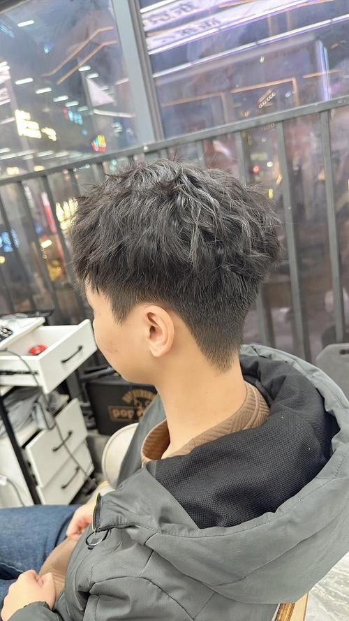 男生脸小适合什么发型