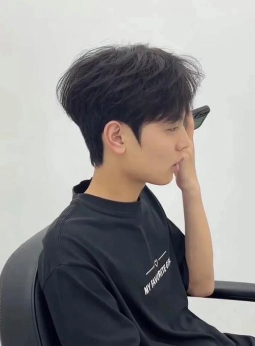 男生脸小适合什么发型