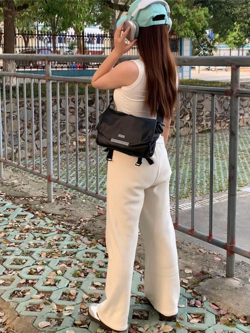 斜挎包带短怎么搭配