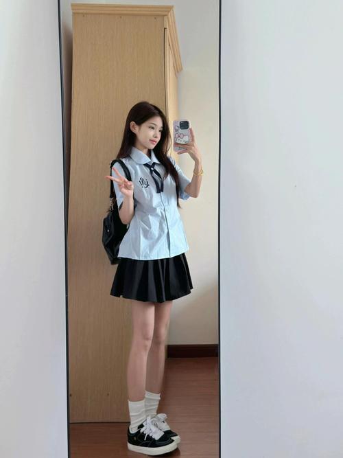 校服衣服瘦怎么搭配好看