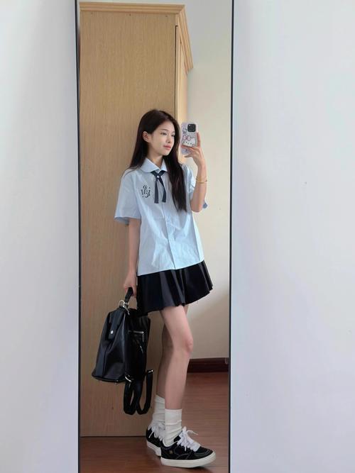 校服衣服瘦怎么搭配