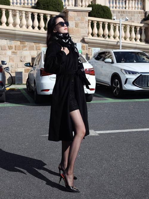 黑色外套配什么围巾