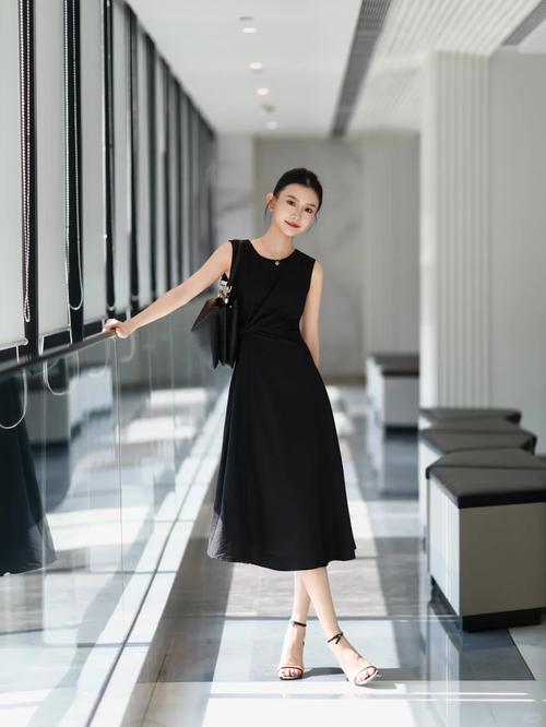 小黑裙半身裙怎么搭配外套