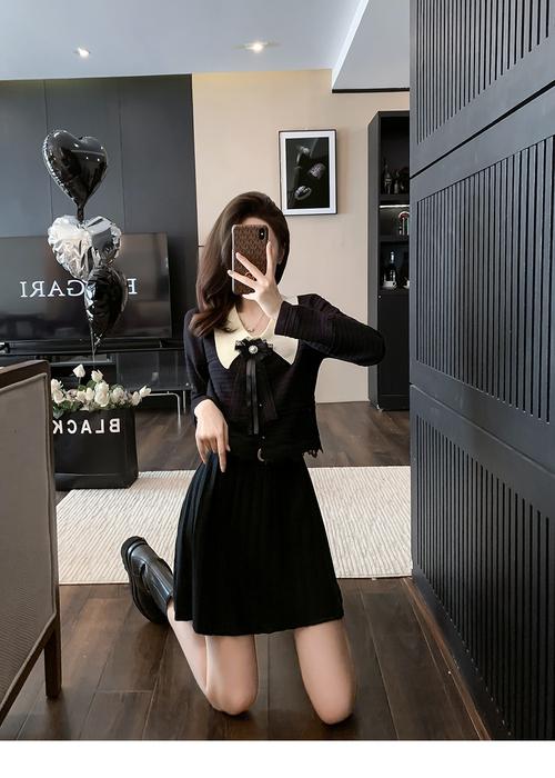 小黑裙半身裙怎么搭配外套