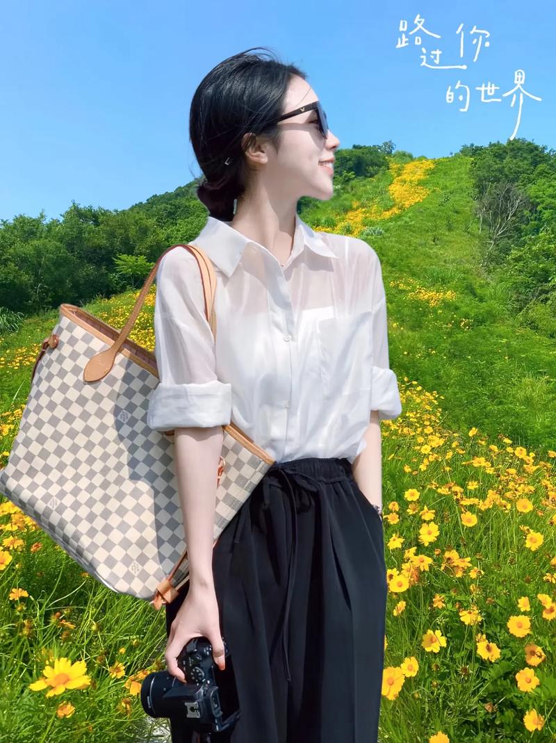 夏天怎么搭配白长衬衫