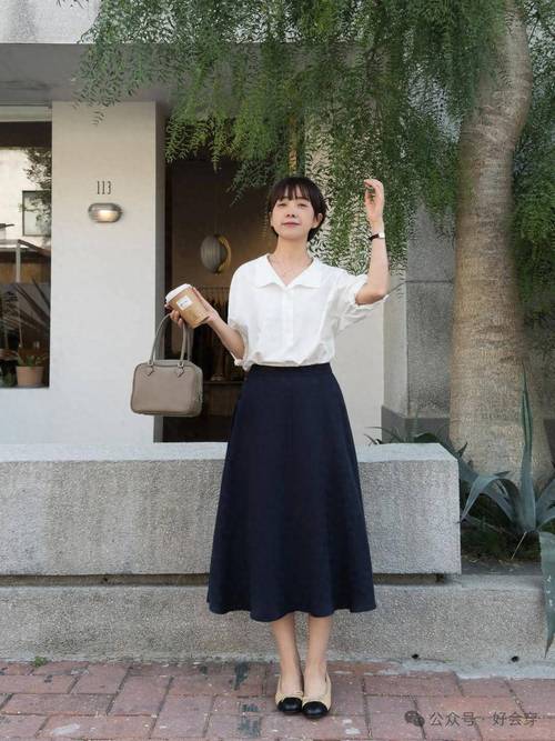 夏天怎么搭配白长衬衫