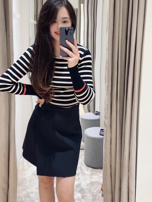 条纹针织半裙怎么搭配图片欣赏