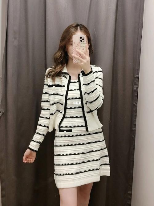 条纹针织半裙怎么搭配图片欣赏