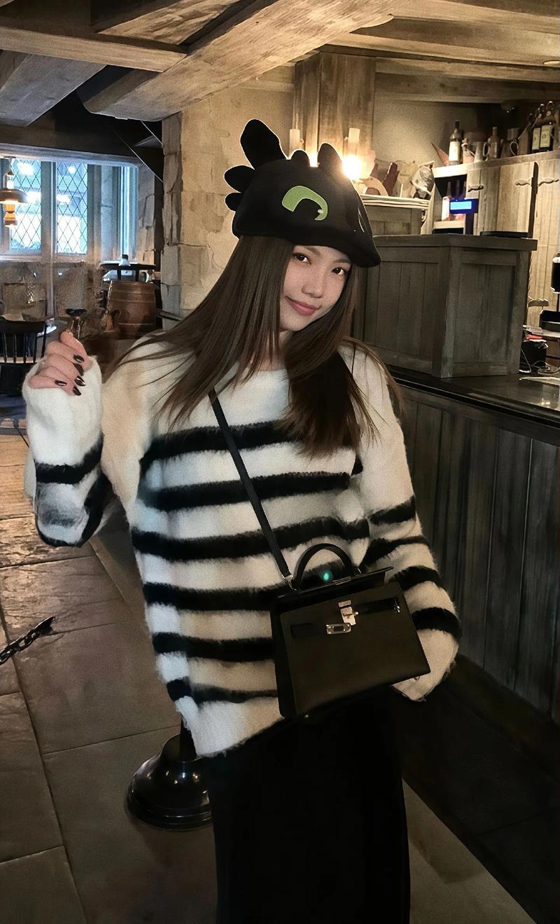 条纹针织半裙怎么搭配什么外套