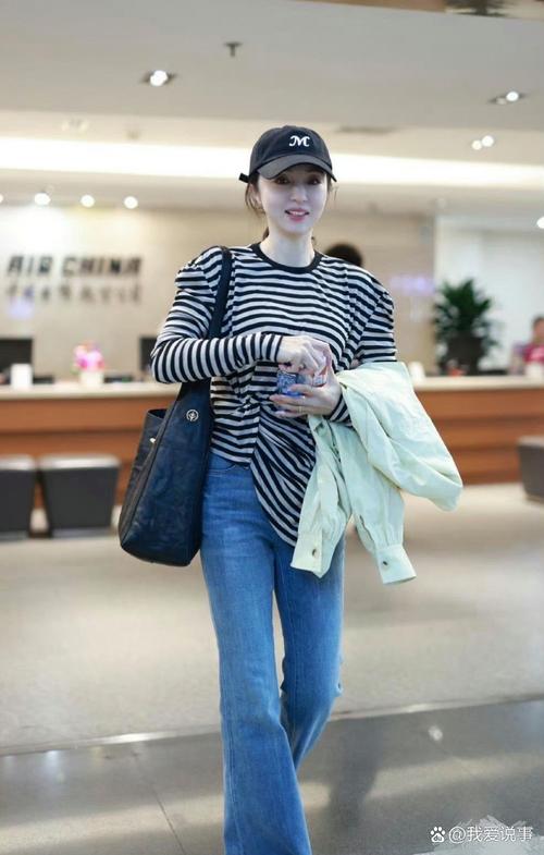 条纹棒球衫怎么搭配图片