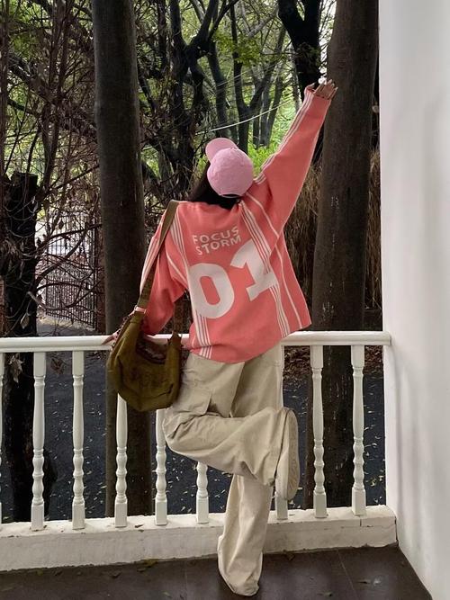 条纹棒球衫怎么搭配什么裤子好看吗