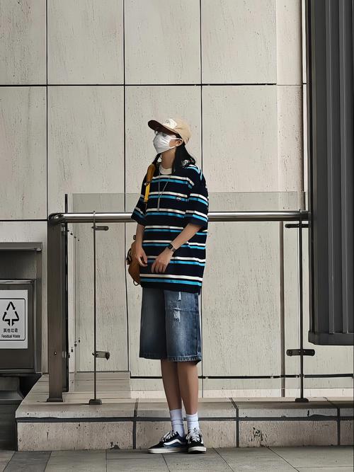 条纹棒球衫怎么搭配什么裤子好看