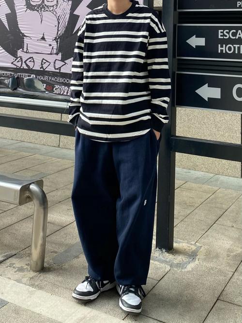 条纹棒球衫怎么搭配什么裤子好看