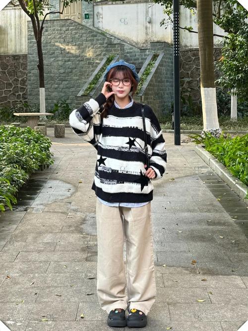 条纹棒球衫怎么搭配什么裤子