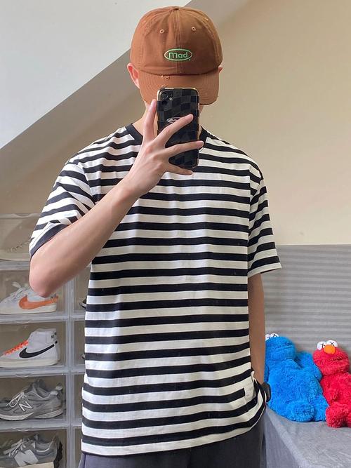 条纹棒球衫怎么搭配什么裤子