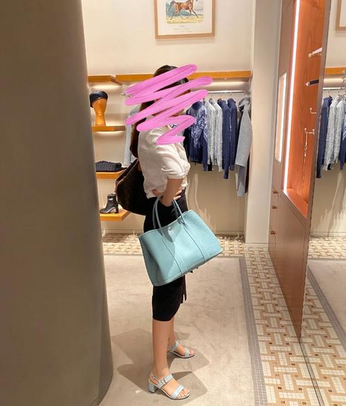 天蓝色包怎么搭配图片