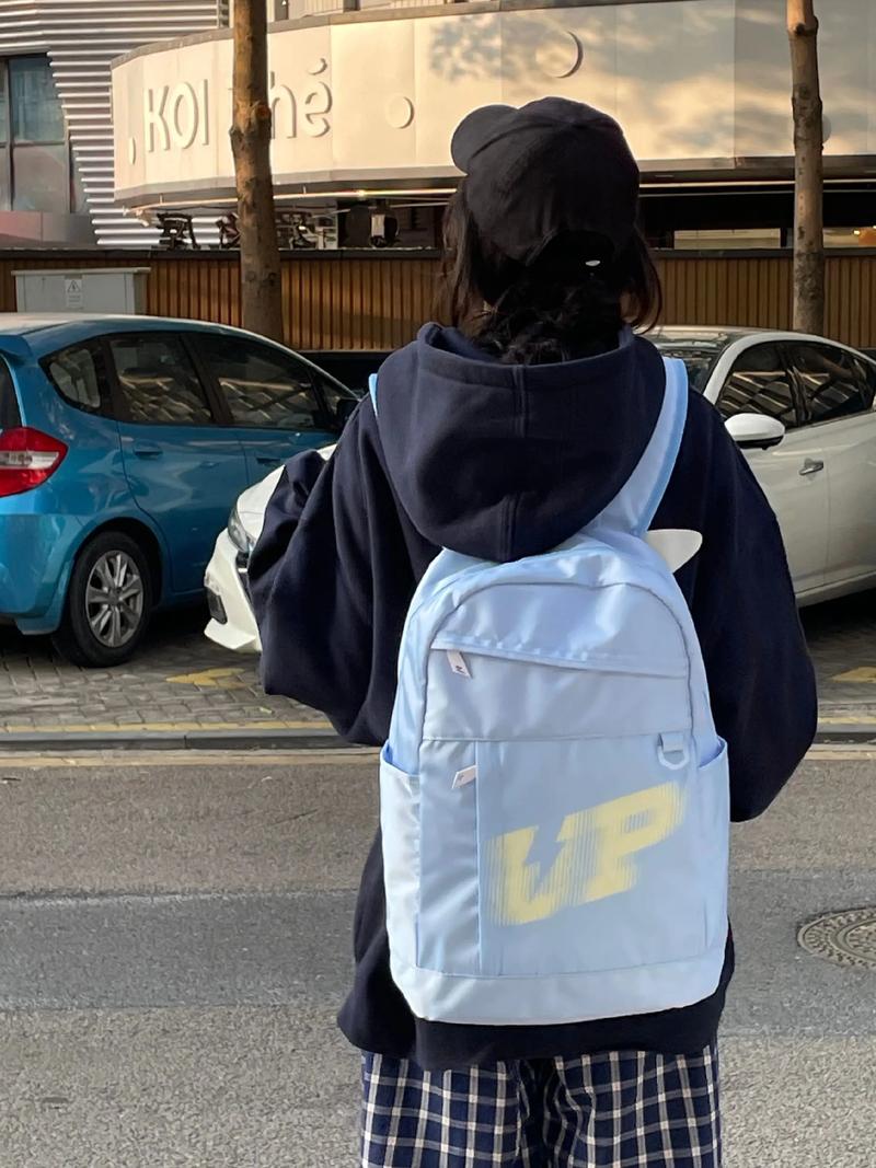 天蓝色包怎么搭配