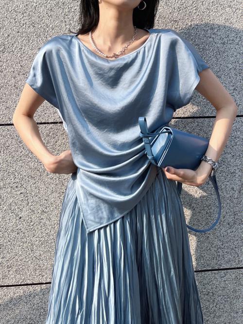 水蓝色包怎么搭配衣服好看