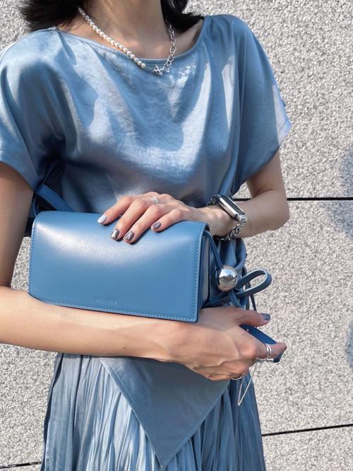 水蓝色包怎么搭配衣服好看