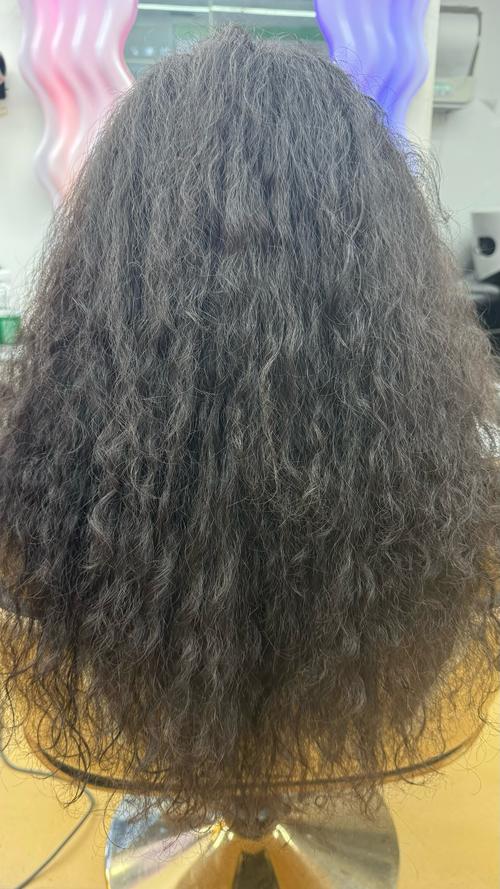 为什么头发自然卷