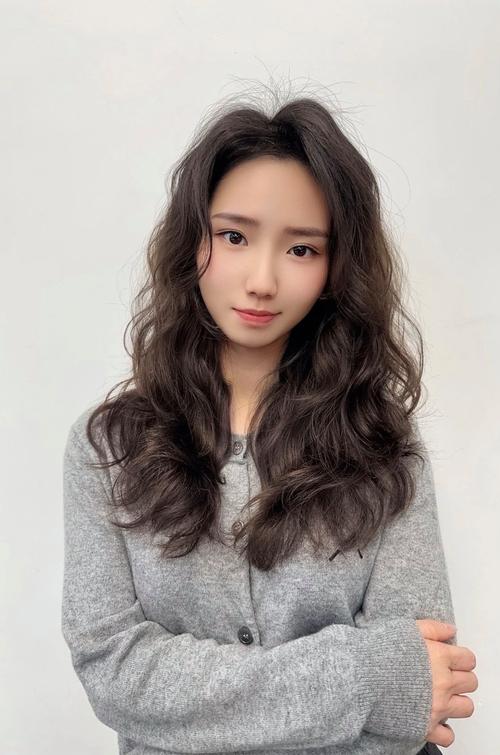 为什么头发自然卷