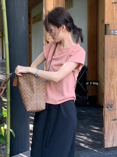 粉色t恤配什么外套