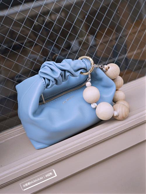 水蓝色包怎么搭配衣服