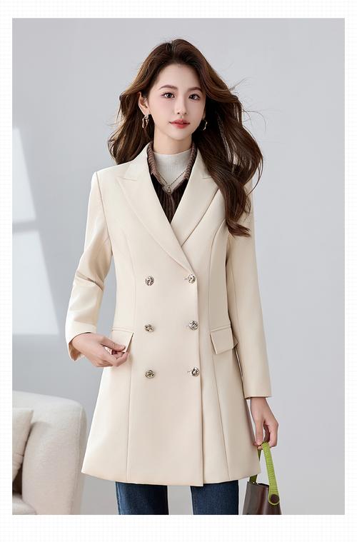 双排扣修身风衣怎么搭配图片