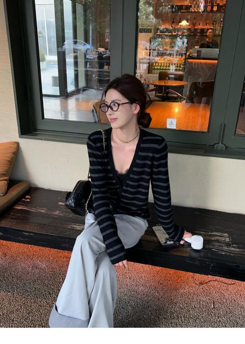 双v领毛衣怎么搭配